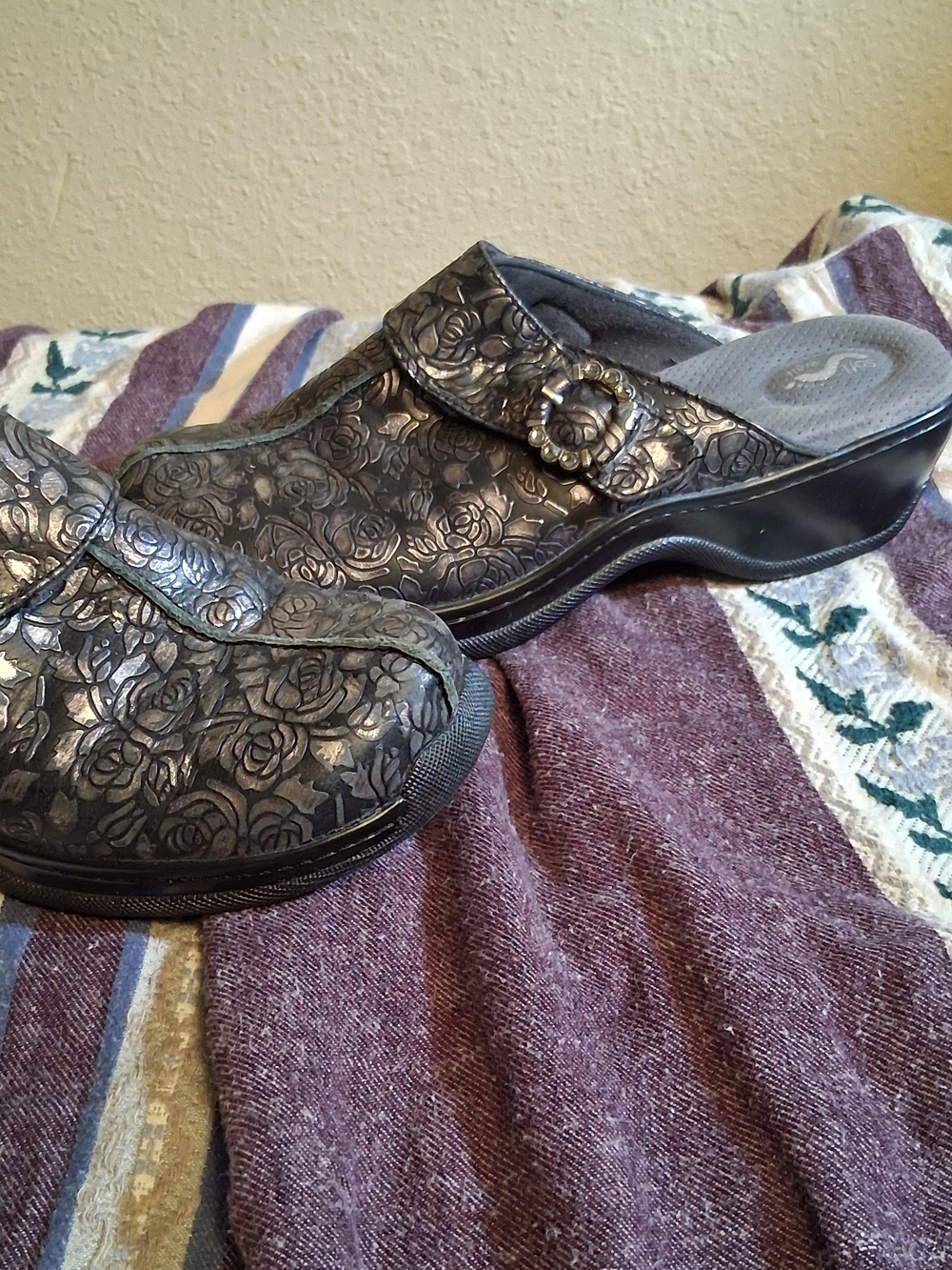 Women's Black Floral Embossed Slip-On Clogs 8 260821